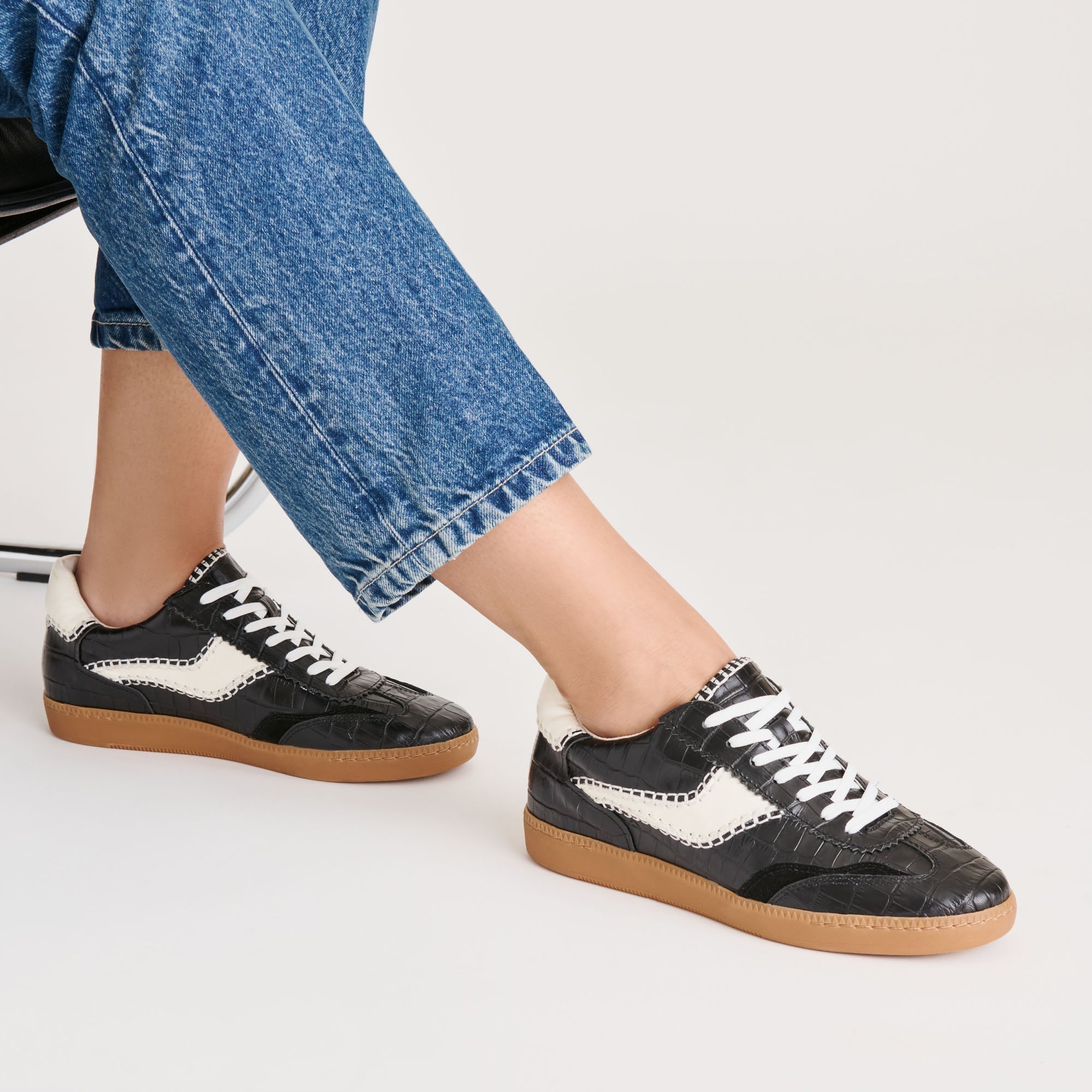 NOTICE STITCH SNEAKERS NOIR CROCO EMBOSSED LEATHER