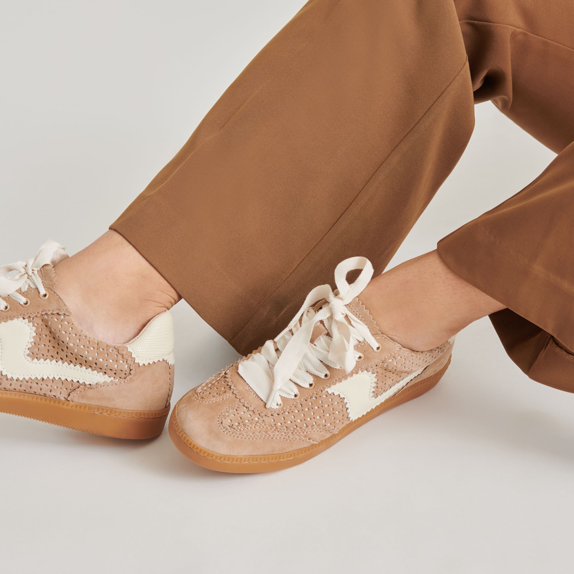 NOTICE EYELET PERF SNEAKERS CAMEL SUEDE