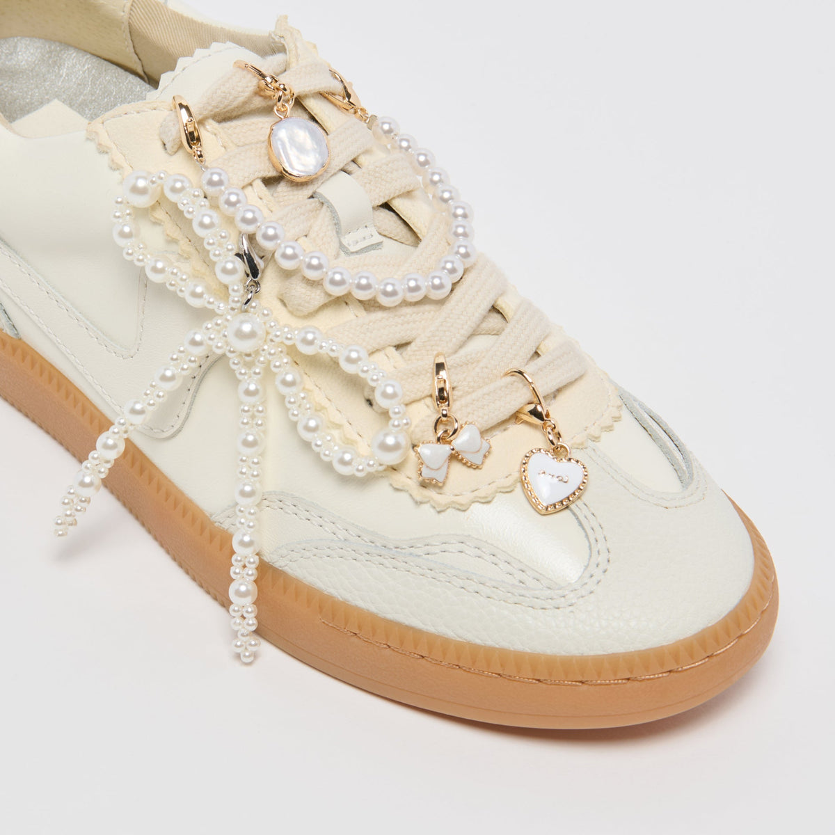 NOTICE SNEAKERS WHITE + PEARL CHARM BUNDLE
